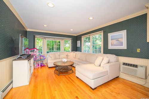 120 Lakeside Dr, Oakdale NY  11769-2250 exterior