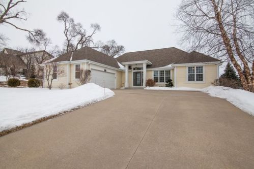 1417 Clearwater Dr, Oconomowoc, WI 53066-5821
