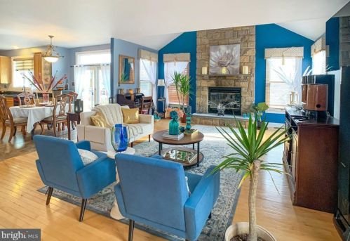 32 Sunrise Ct, Southampton PA 18966-1981 exterior