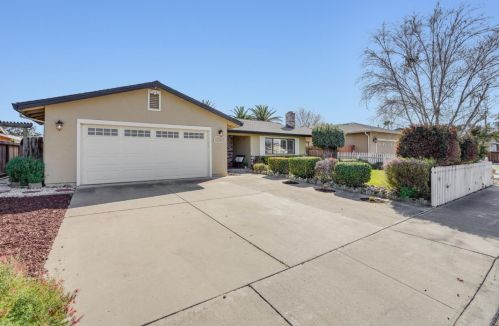 851 Apricot Ln, Hollister, CA 95023-4564