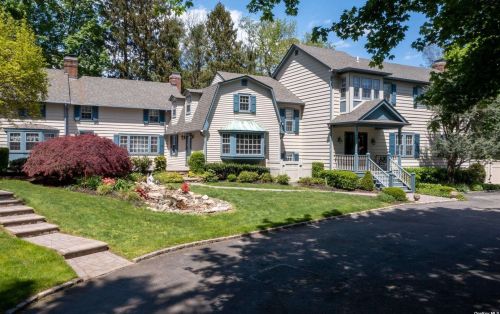 90 Hegemans Ln, Muttontown, NY 11545-2738
