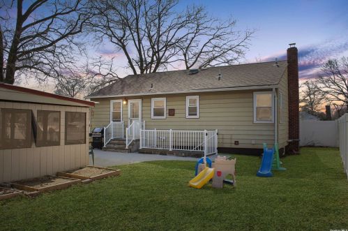 1340 7th St, Babylon NY  11704-4250 exterior