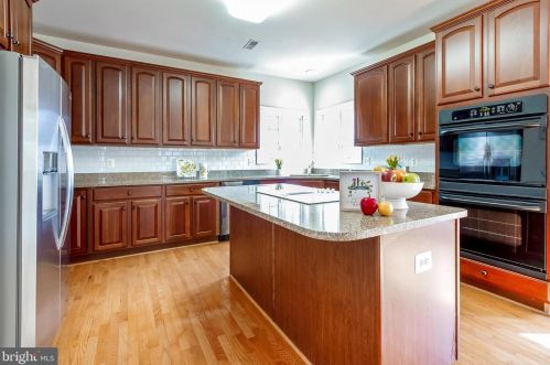 7337 Hooes Rd, Springfield VA 22152-3704 exterior