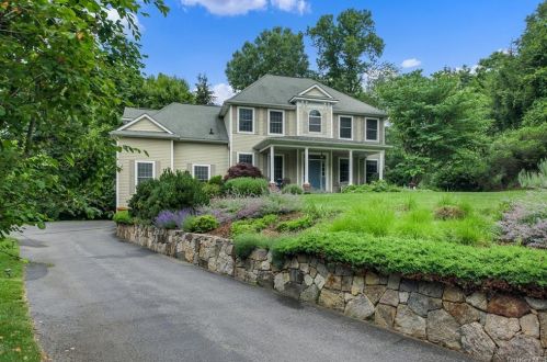 11 Kelly Ct, Crotonville, NY 10562-1645