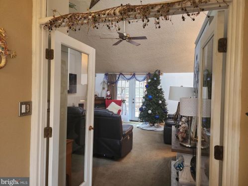 419 Lake Valley Dr, Hazle Township, PA 18202-8205