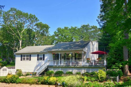 5 Medford Rd, Scotts Beach, NY 11789-2921