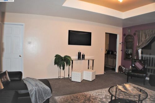 695 10th St, Oakland, CA 94607-3649