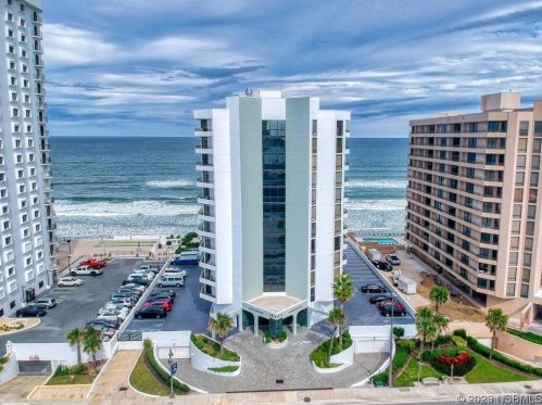 3013 Atlantic Ave, Daytona Beach FL  32118-6161 exterior