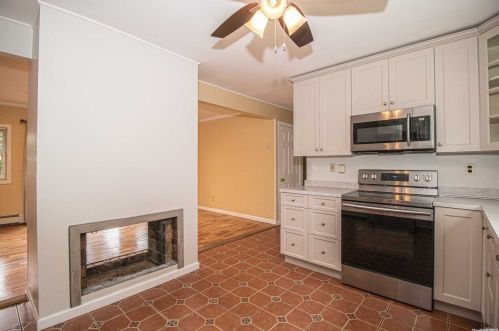 37 Winter Ln, Hicksville NY  11801-6219 exterior