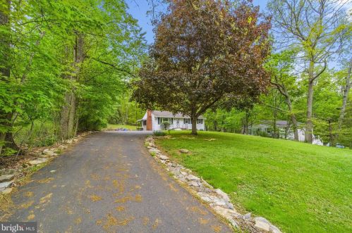 2206 Youngs Dr, Haymarket VA  20169-1534 exterior