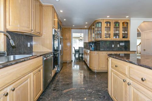 18 Linden Ln, Westbury NY  11568-1610 exterior
