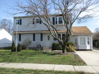 32 Frank St, North Lindenhurst, NY 11757-3009