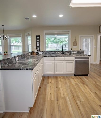 101 Legend Dr, Victoria TX  77904-3854 exterior