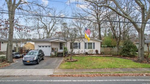 78 Division St, Holtsville, NY 11742-1043