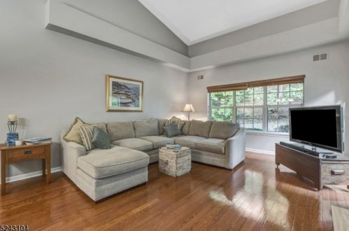 10 Four Oaks Rd, Bedminster, NJ 07921-2054
