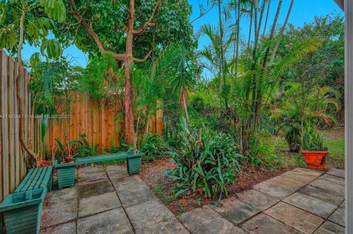 7692 Oakmont Cir, Hialeah FL  33015-2046 exterior
