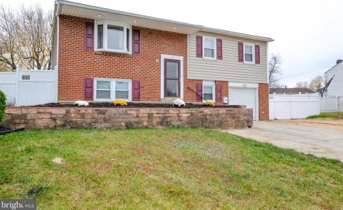 4 Guenever Dr, New Castle DE  19720-2923 exterior