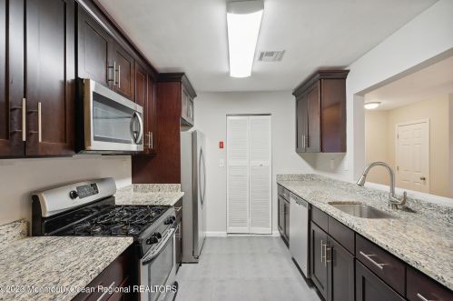 21 Maplewood Dr, Bricktown NJ  08723-3353 exterior
