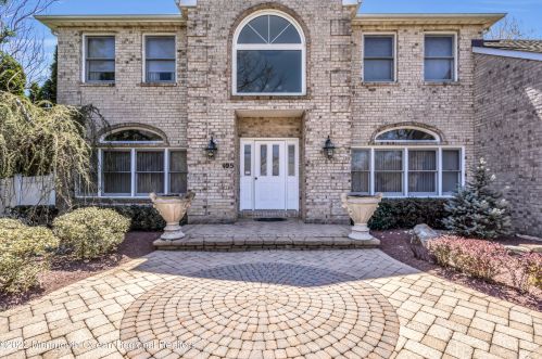 105 Tree Top Cir, East Freehold, NJ 07728-9227