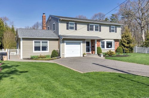 23 Edmarc Ct, Oakdale, NY 11769-1503