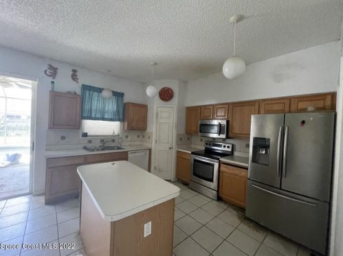4026 Four Lakes Dr, Melbourne, FL 32940-1217