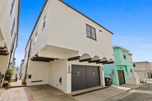 2215 Bayview Dr, Manhattan Beach CA  90266-4453 exterior