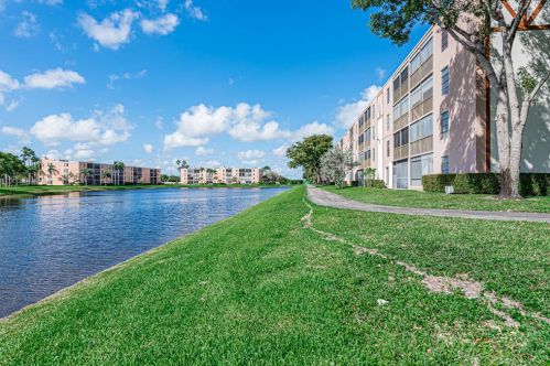 7320 Amberly Ln, Delray Beach FL  33446-2949 exterior