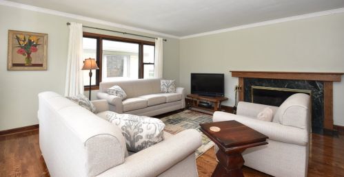 4902 Kinnickinnic Riv Pkwy, Milwaukee WI 53219-3277 exterior