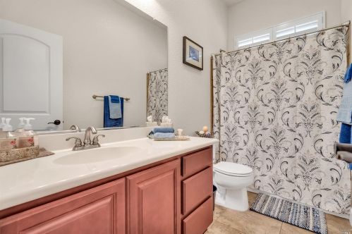 662 Canterbury Cir, Vacaville CA  95687-8225 exterior