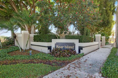 966 Bear Island Cir, West Palm Beach FL  33409-2062 exterior