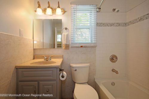 9 Maplewood Dr, Middletown NJ 07748-1543 exterior