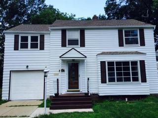 374 270th St, Cleveland, OH 44132-1728