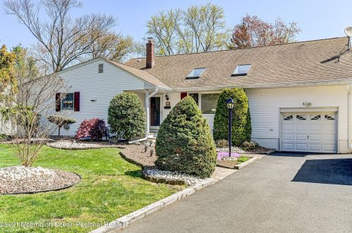 18 Old Manor Rd, Holmdel Village, NJ 07733-1453