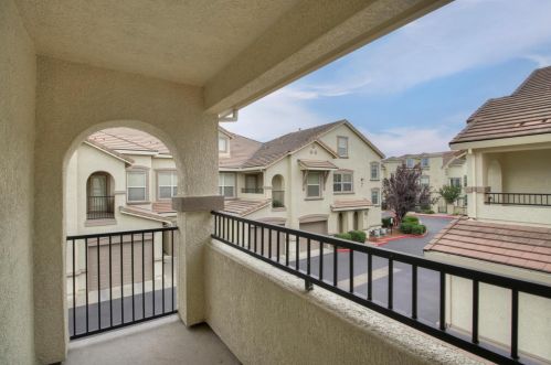 5482 Tares Cir, Elk Grove CA  95757-4361 exterior