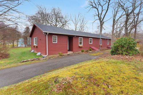 12 Crescent Rd, Mahopac, NY 10541-1045