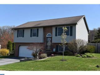 10 Red Stone Cir, Swartzville, PA 17569-9540