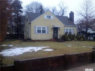 513 Rutland St, Westbury, NY 11590-3454