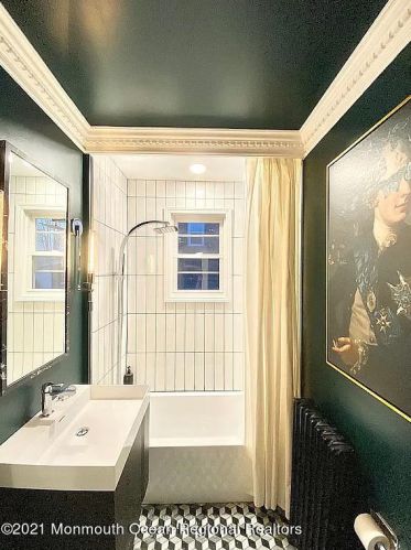 208 Park Dr, Woodbridge NJ  07095-2002 exterior