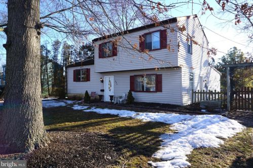 427 Laurelwood Dr, Douglassville, PA 19518-1011