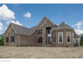 4689 Ridge Dr, Akron, OH 44333-4701