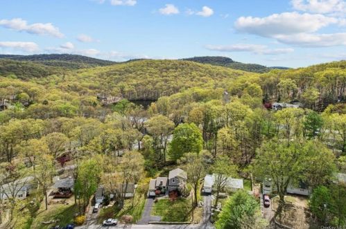 19 Hickory Rd, Sloatsburg, NY 10974-1811