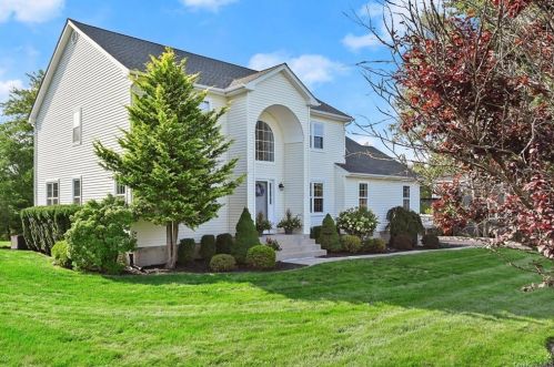 3371 Spruce St, Mohegan Lake, NY 10547-1449