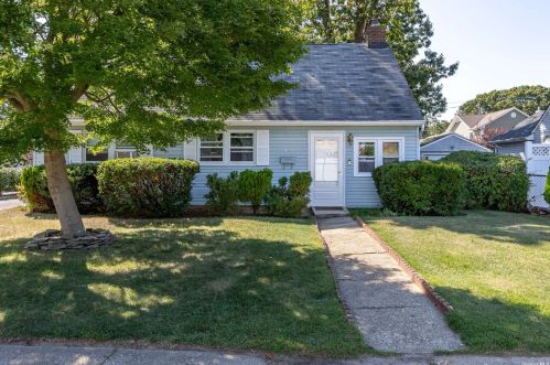 95 Emerson Ave, Copiague, NY 11726-3322