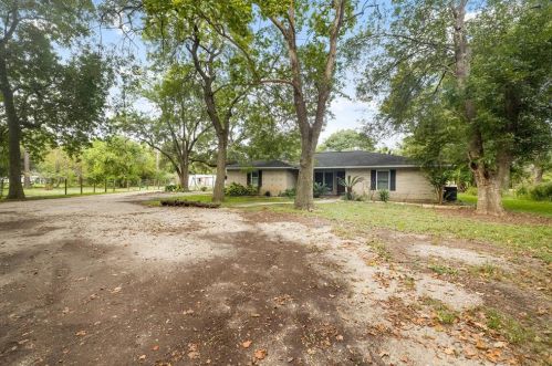 2310 Roy Rd, Pearland TX 77581-7681 exterior