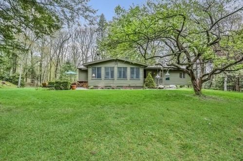 95 Redding Rd, Bridgeport, CT 06612-1521