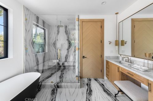 4765 Lemona Ave, Van Nuys CA 91405-4530 exterior