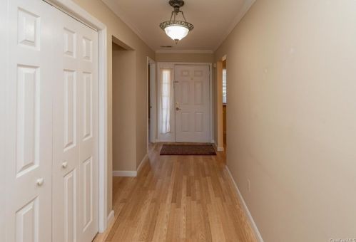 9 Magnolia Ln, Warwick NY  10990-3850 exterior