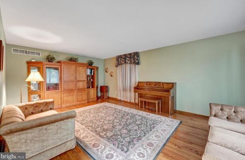 813 Marlboro Spring Rd, Kennett Sq PA  19348-1313 exterior