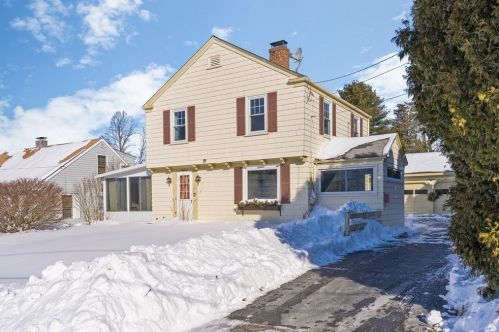 16 Reed St, Tiverton, RI 02878-4512
