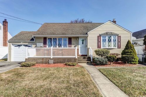 71 Pollok Pl, Hicksville, NY 11801-2239